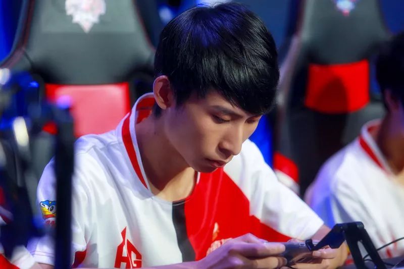 别上略显迟